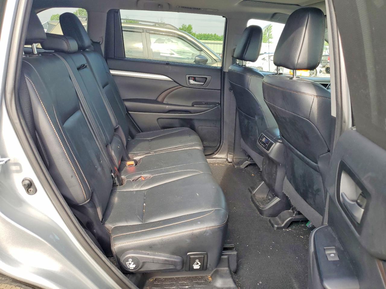 2017 Toyota Highlander Xle Silver vin: 5TDJZRFH8HS382489