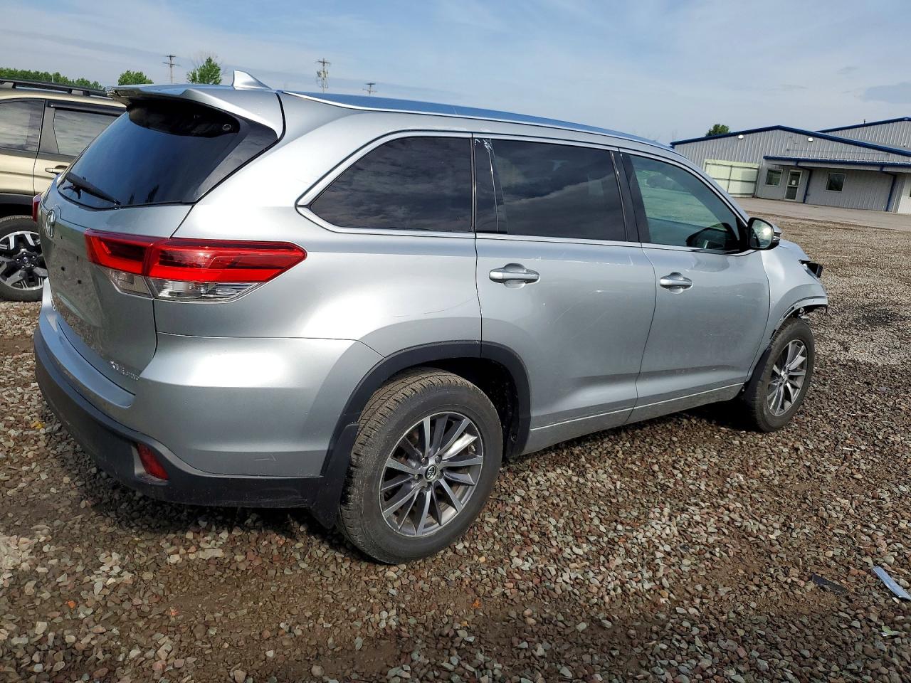 2017 Toyota Highlander Xle Silver vin: 5TDJZRFH8HS382489