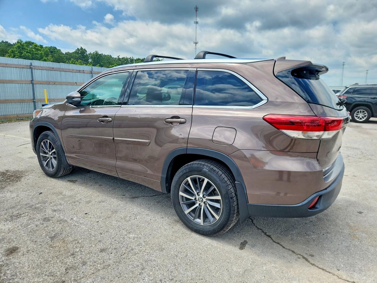 2017 Toyota Highlander Xle Brown vin: 5TDJZRFH8HS450743