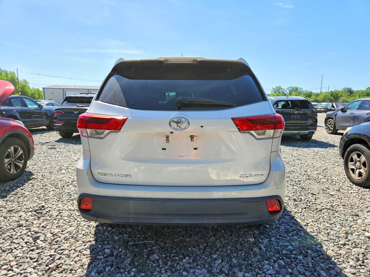 2017 Toyota Highlander Xle White vin: 5TDJZRFH8HS478879