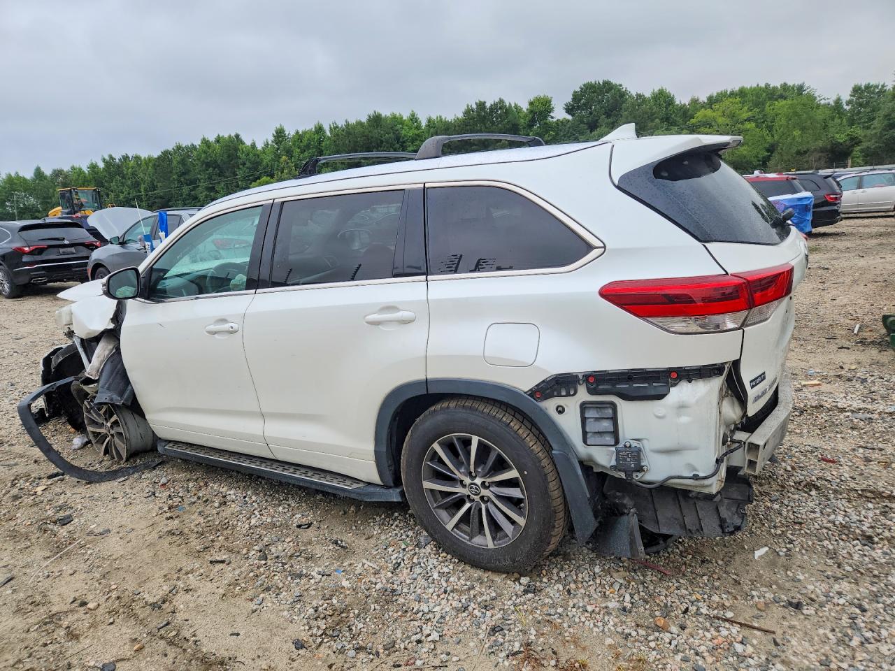 2018 Toyota Highlander Xle White vin: 5TDJZRFH8JS899507