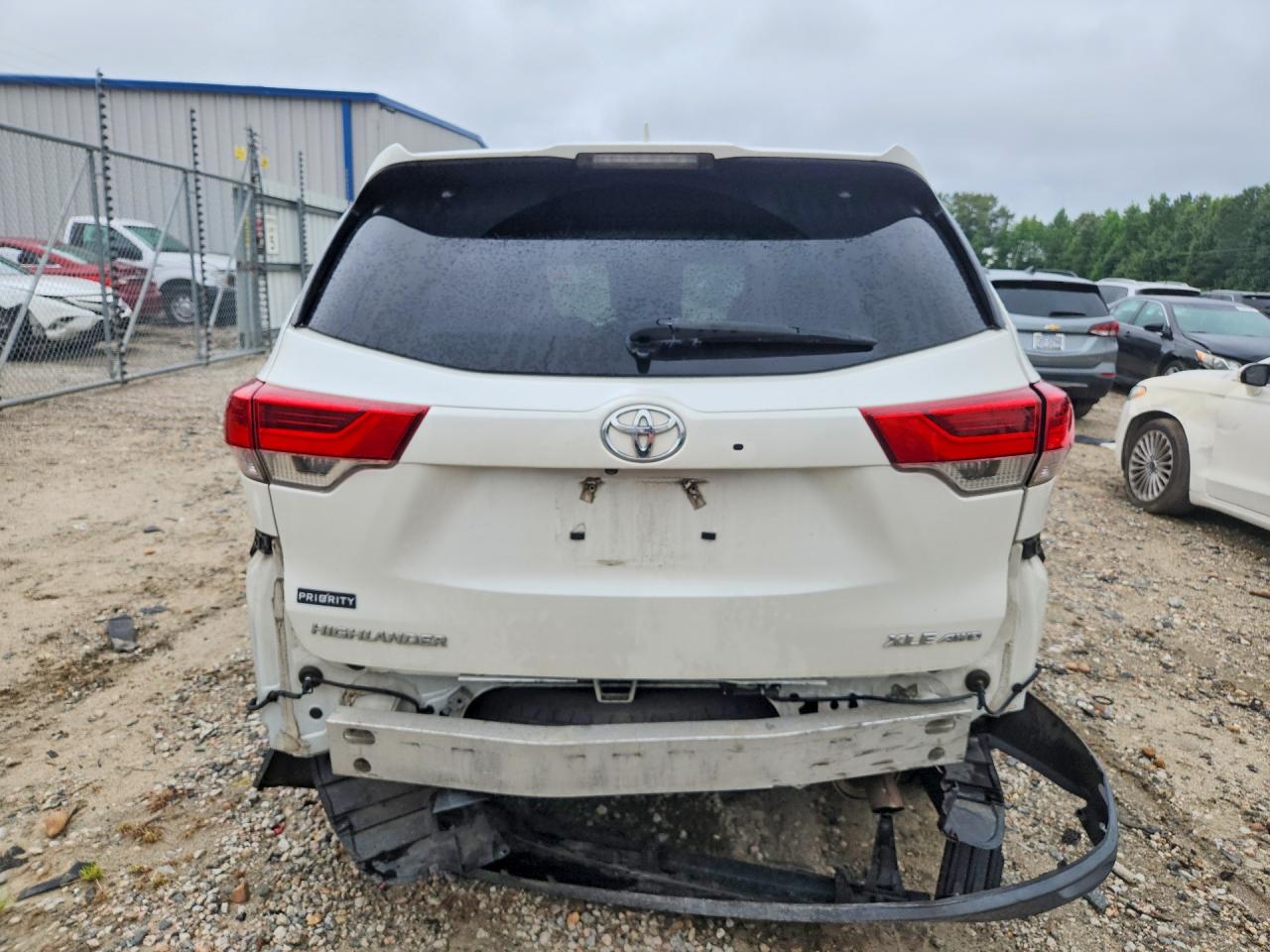 2018 Toyota Highlander Xle White vin: 5TDJZRFH8JS899507