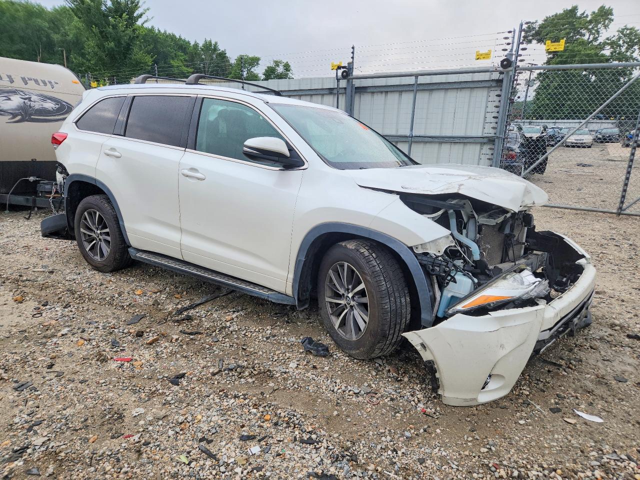 2018 Toyota Highlander Xle White vin: 5TDJZRFH8JS899507