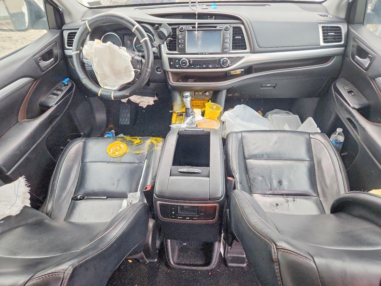 2018 Toyota Highlander Xle White vin: 5TDJZRFH8JS899507