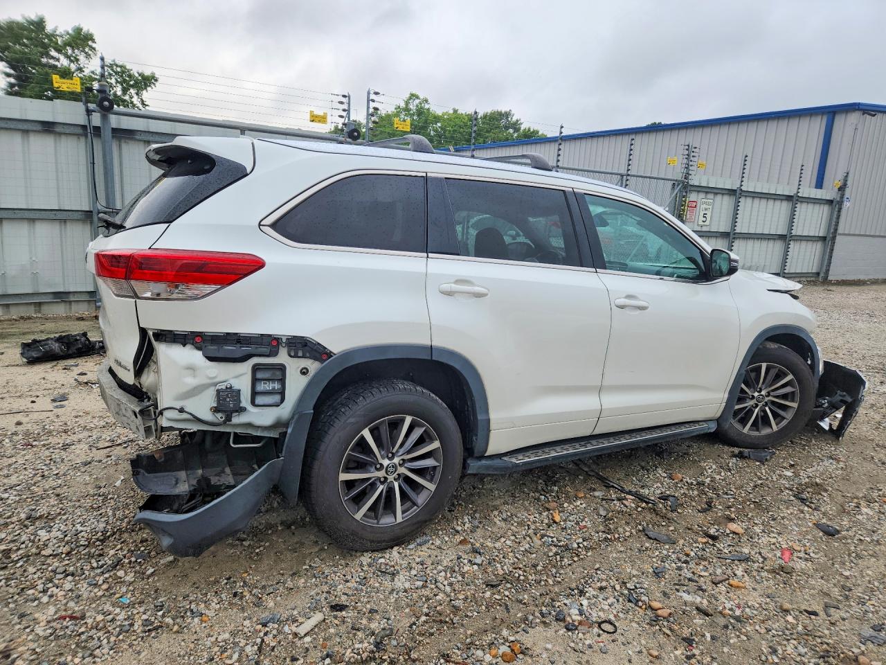 2018 Toyota Highlander Xle White vin: 5TDJZRFH8JS899507