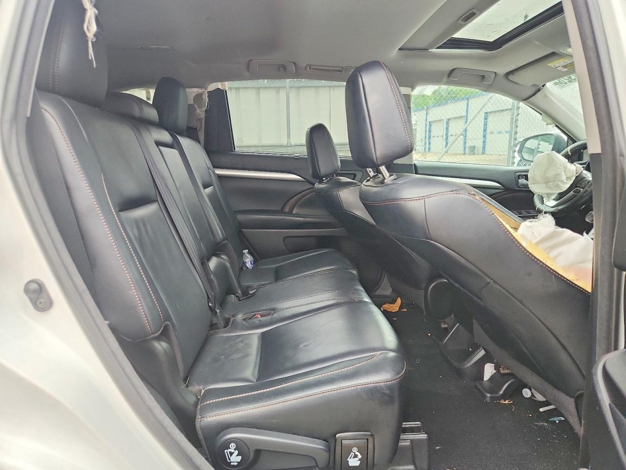 2018 Toyota Highlander Xle White vin: 5TDJZRFH8JS899507