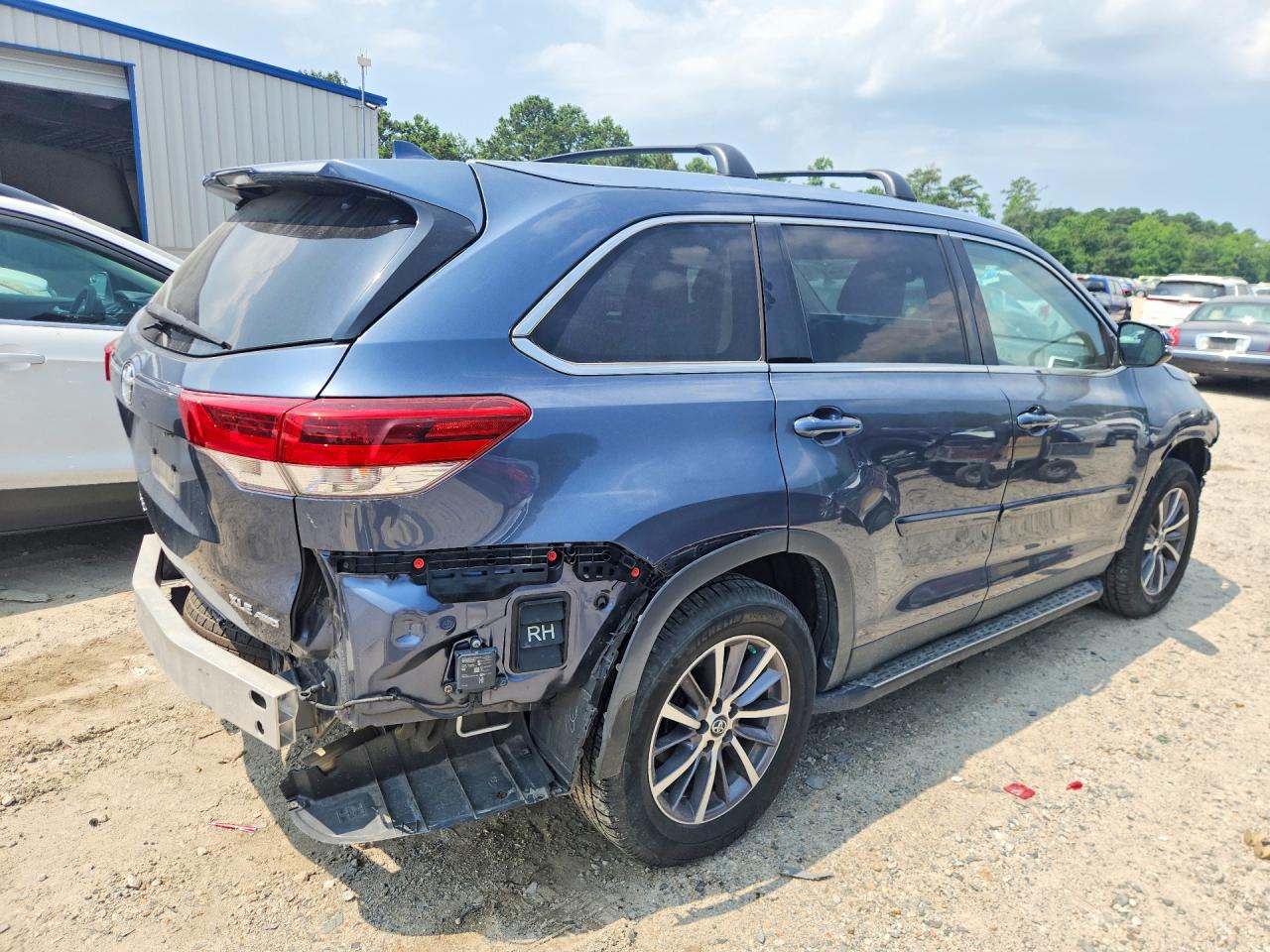 2019 Toyota Highlander Xle Blue vin: 5TDJZRFH8KS957343
