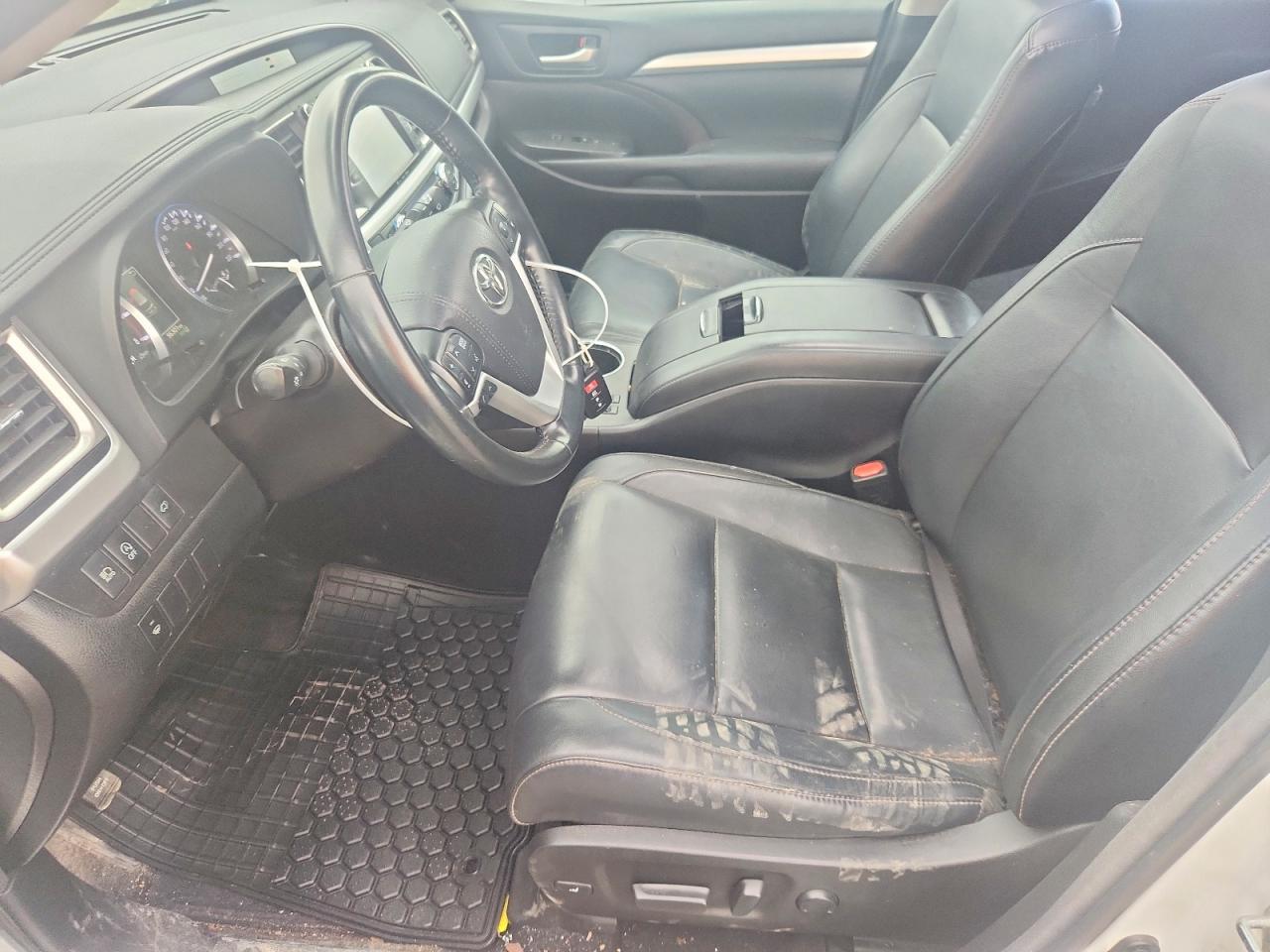 2018 Toyota Highlander Xle White vin: 5TDJZRFHXJS534066