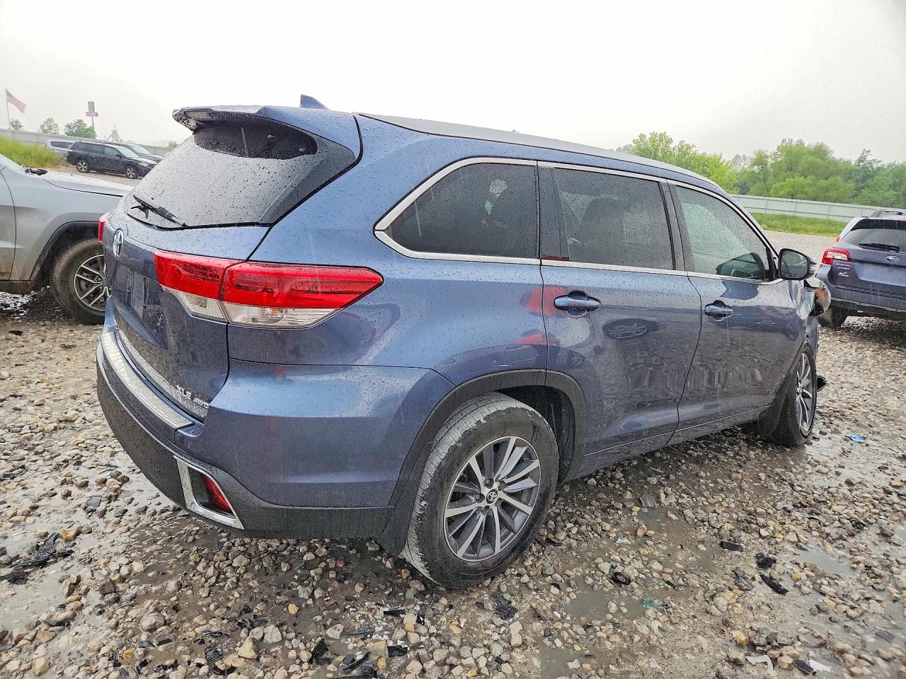 2018 Toyota Highlander Xle Blue vin: 5TDJZRFHXJS851846