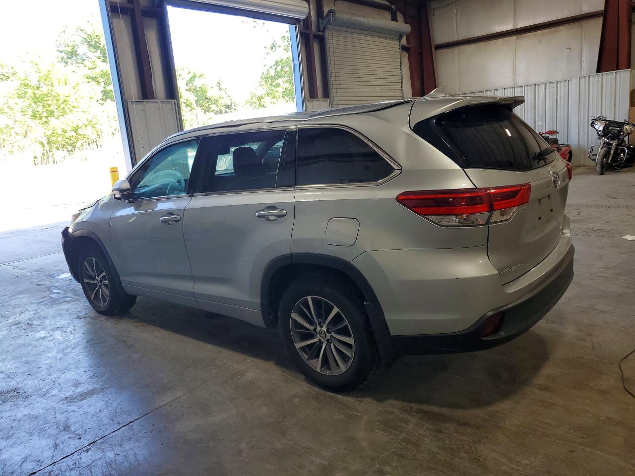2018 Toyota Highlander Xle Gray vin: 5TDJZRFHXJS887021