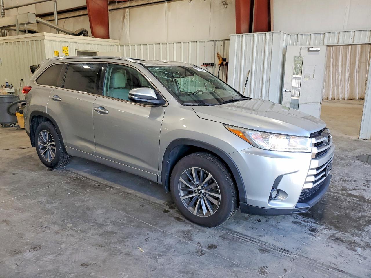 2018 Toyota Highlander Xle Gray vin: 5TDJZRFHXJS887021
