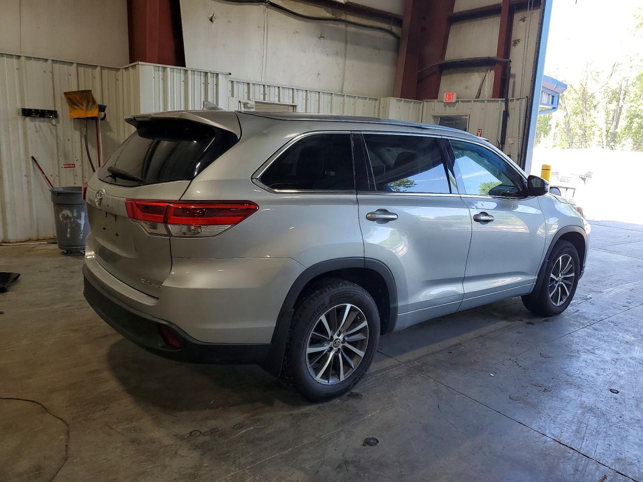 2018 Toyota Highlander Xle Gray vin: 5TDJZRFHXJS887021