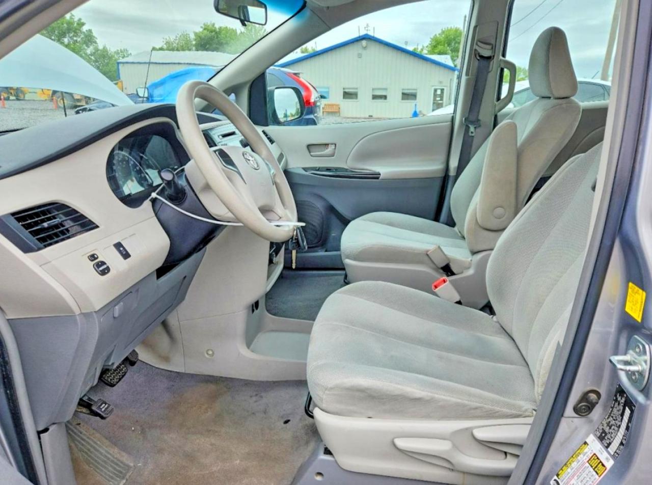 2011 Toyota Sienna Base 7-passenger Silver vin: 5TDKA3DC0BS003721