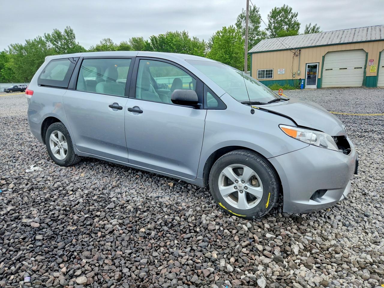 2011 Toyota Sienna Base 7-passenger Silver vin: 5TDKA3DC0BS003721