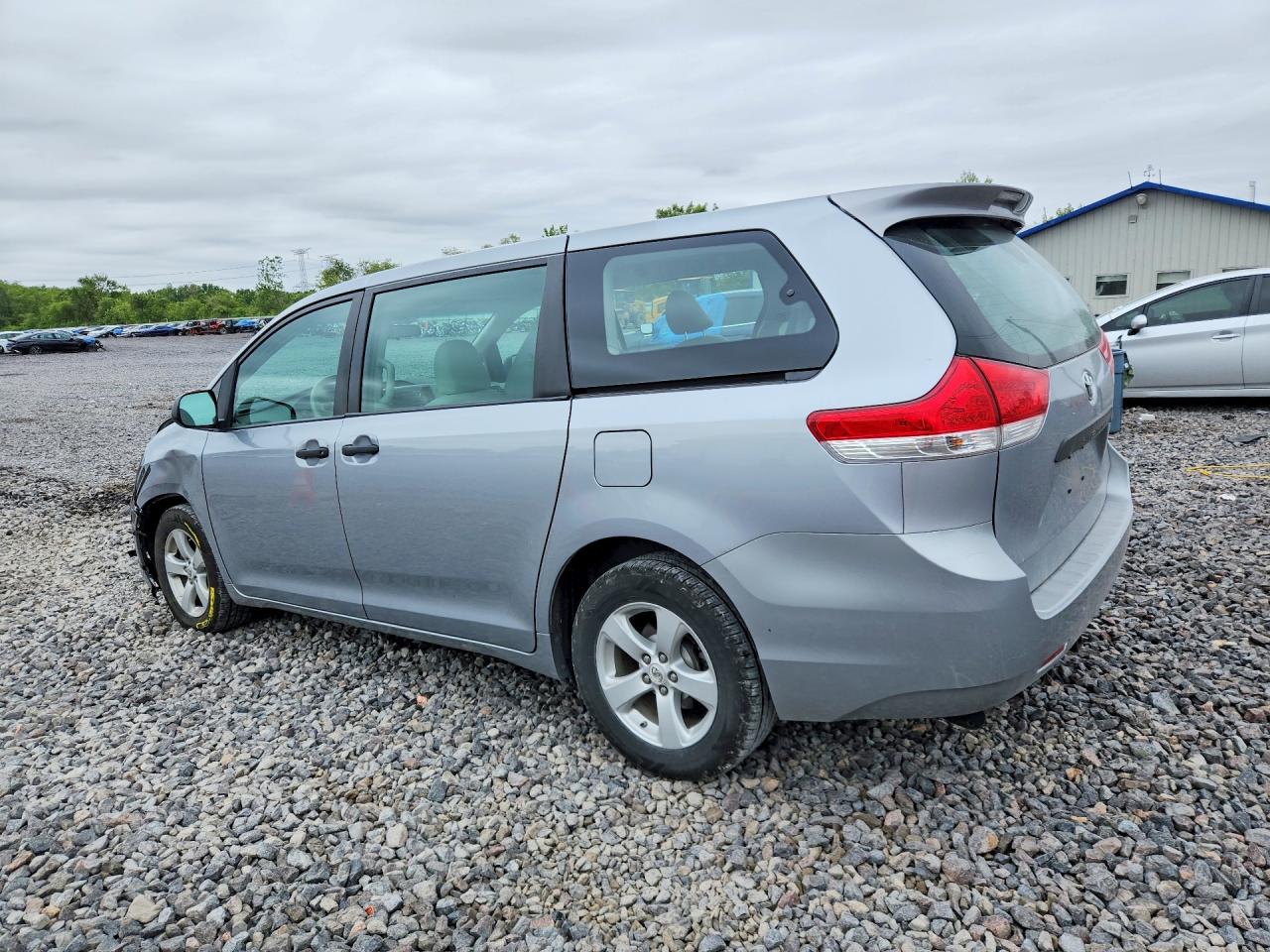 2011 Toyota Sienna Base 7-passenger Silver vin: 5TDKA3DC0BS003721