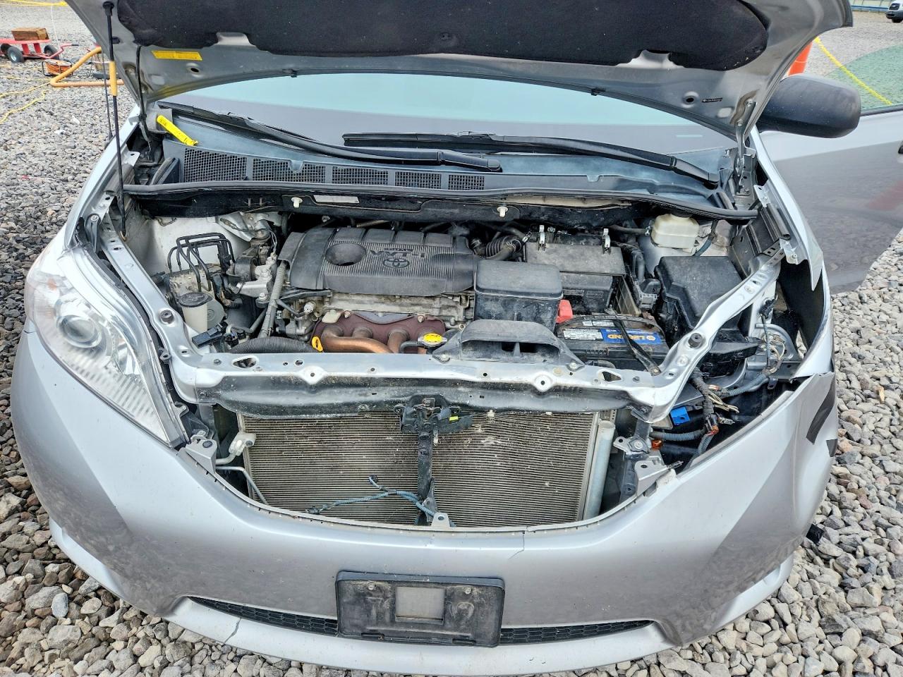 2011 Toyota Sienna Base 7-passenger Silver vin: 5TDKA3DC0BS003721