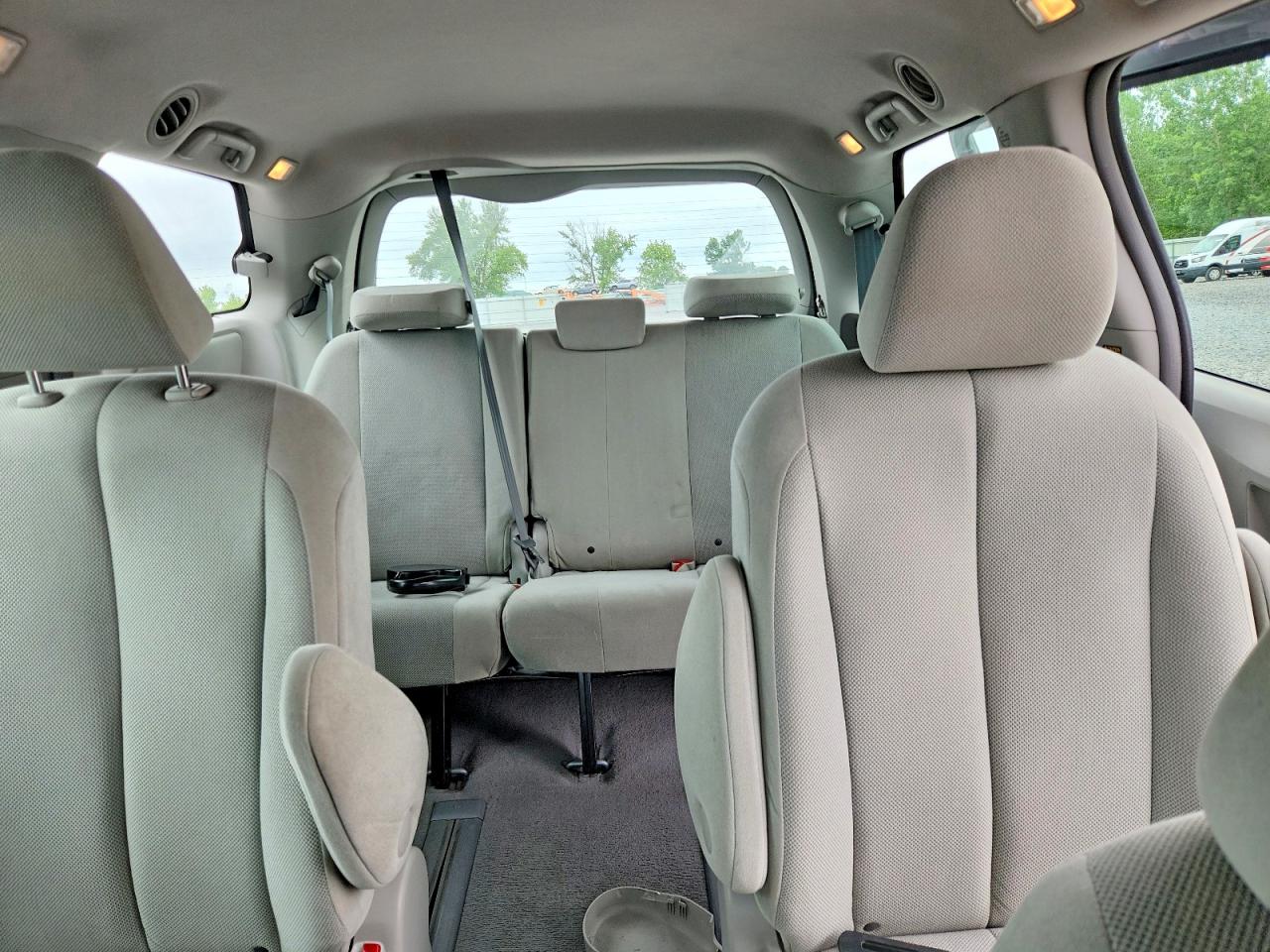 2011 Toyota Sienna Base 7-passenger Silver vin: 5TDKA3DC0BS003721
