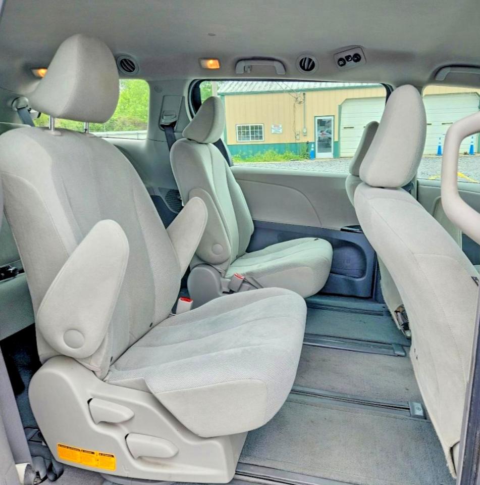 2011 Toyota Sienna Base 7-passenger Silver vin: 5TDKA3DC0BS003721