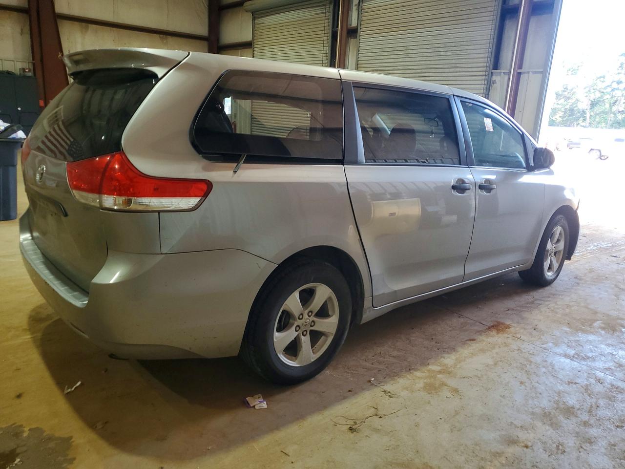 2011 Toyota Sienna Base 7-passenger Silver vin: 5TDKA3DC0BS006067