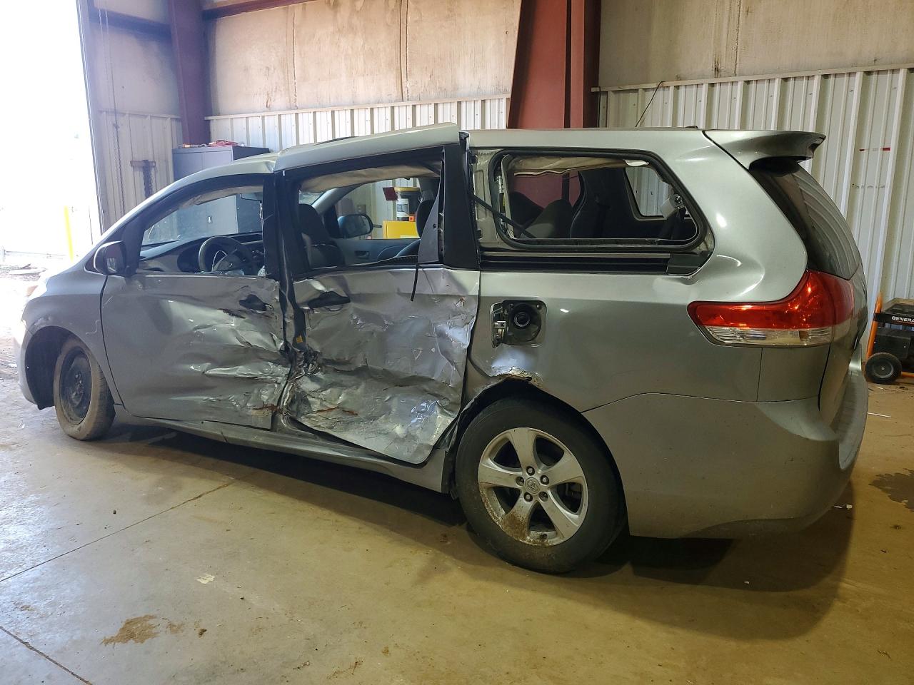 2011 Toyota Sienna Base 7-passenger Silver vin: 5TDKA3DC0BS006067