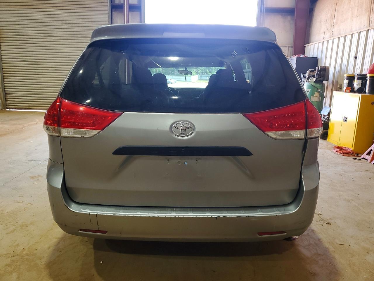 2011 Toyota Sienna Base 7-passenger Silver vin: 5TDKA3DC0BS006067
