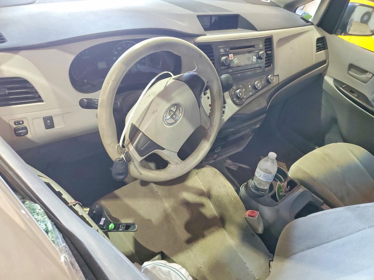 2011 Toyota Sienna Base 7-passenger Silver vin: 5TDKA3DC0BS006067