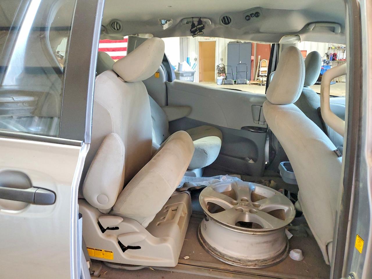 2011 Toyota Sienna Base 7-passenger Silver vin: 5TDKA3DC0BS006067