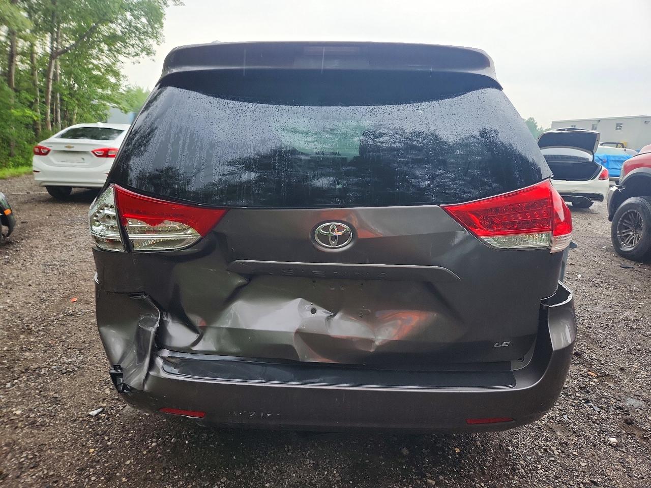 2011 Toyota Sienna Base Серый vin: 5TDKA3DC1BS002044