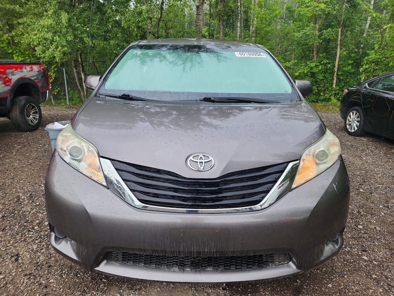 2011 Toyota Sienna Base Серый vin: 5TDKA3DC1BS002044