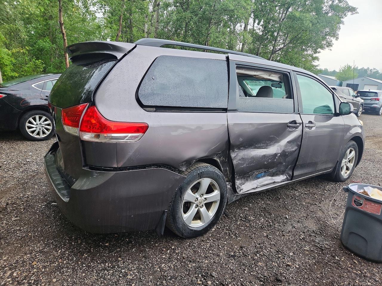 2011 Toyota Sienna Base Серый vin: 5TDKA3DC1BS002044