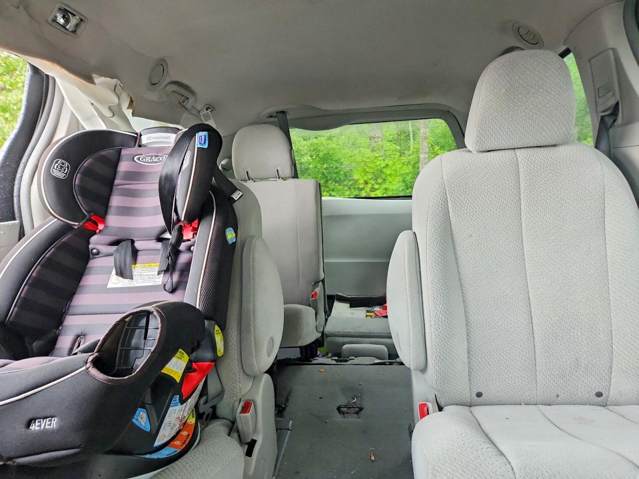 2011 Toyota Sienna Base Серый vin: 5TDKA3DC1BS002044