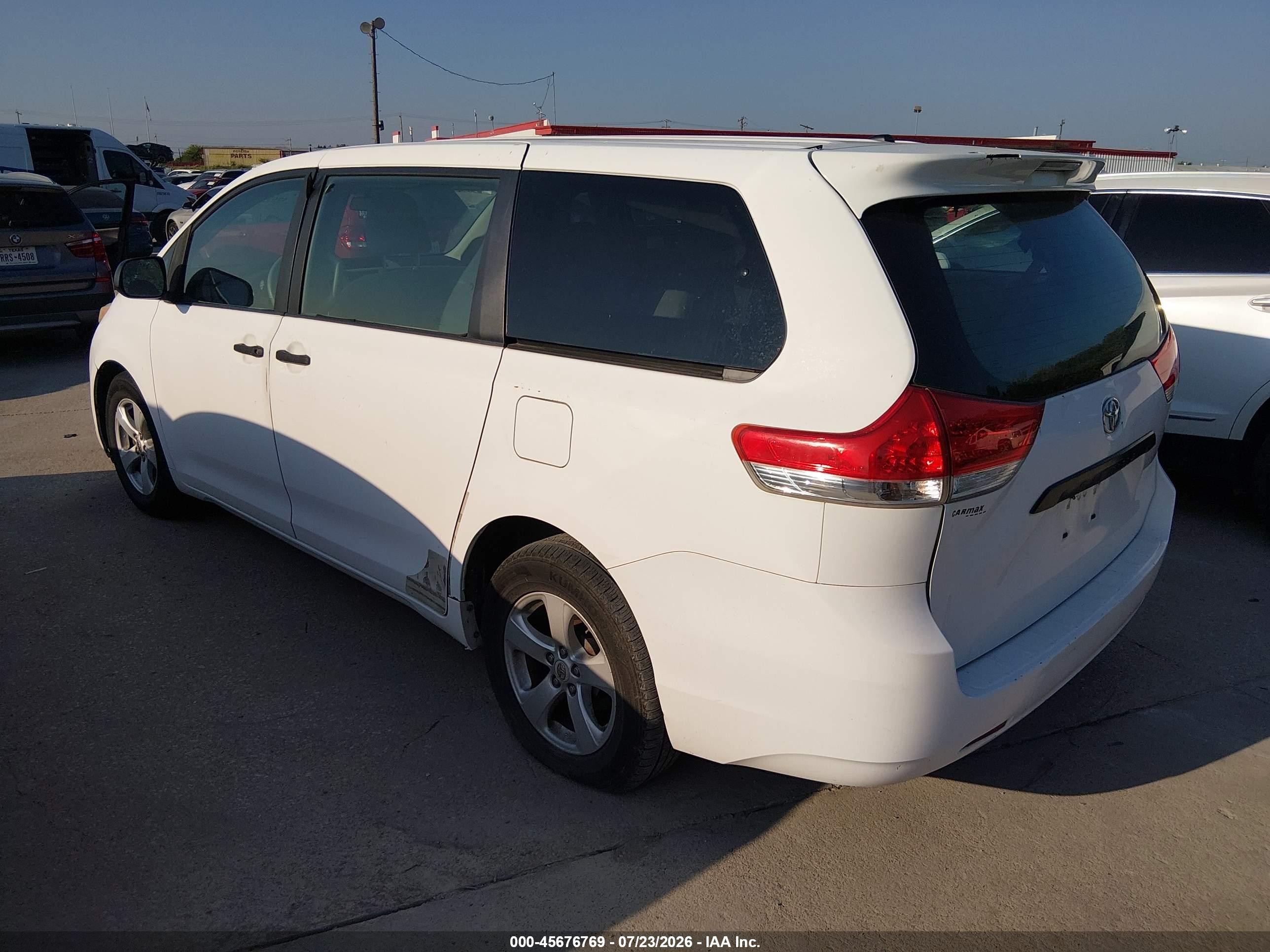 2011 Toyota Sienna   White vin: 5TDKA3DC1BS007793