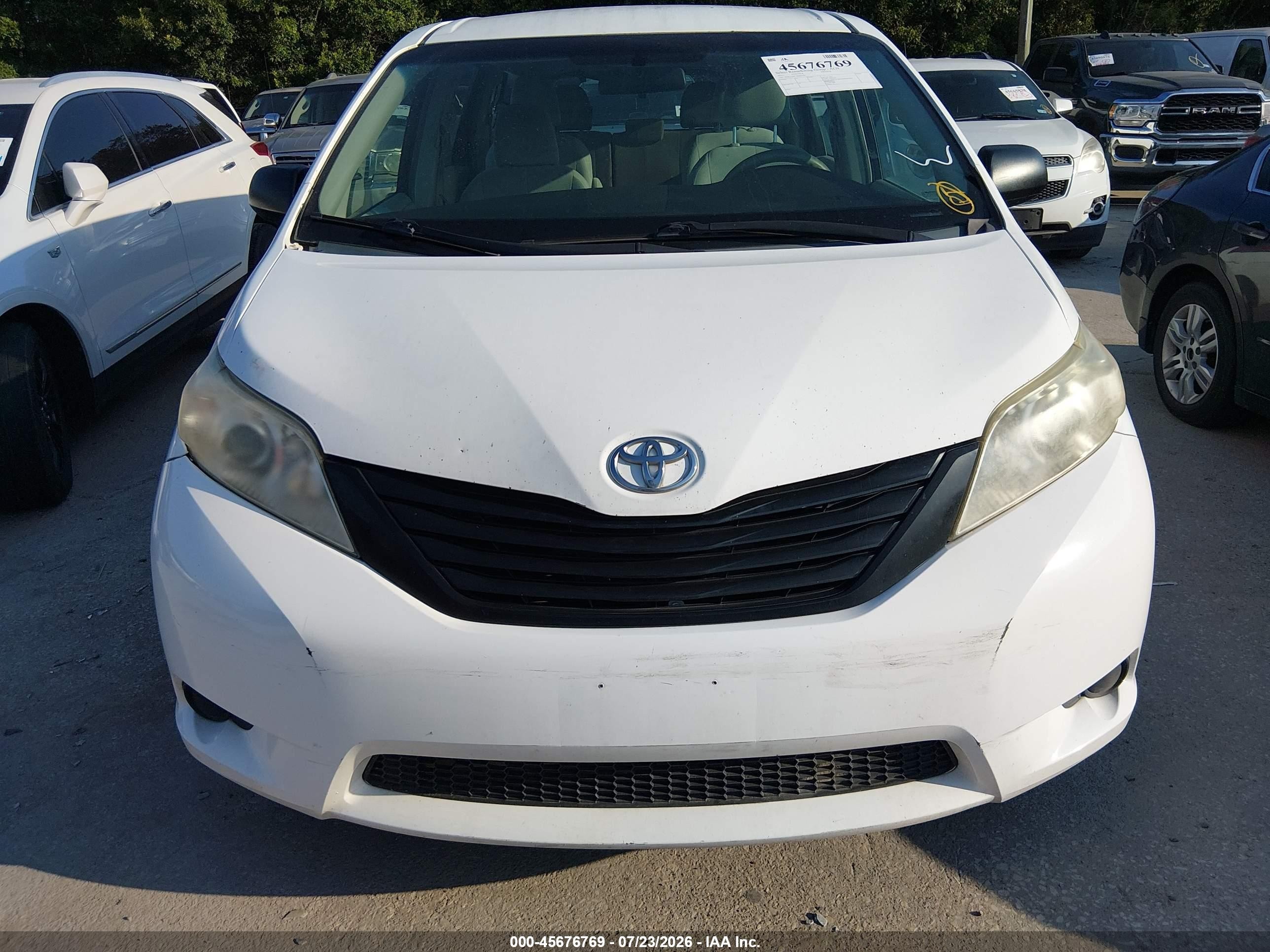 2011 Toyota Sienna   White vin: 5TDKA3DC1BS007793