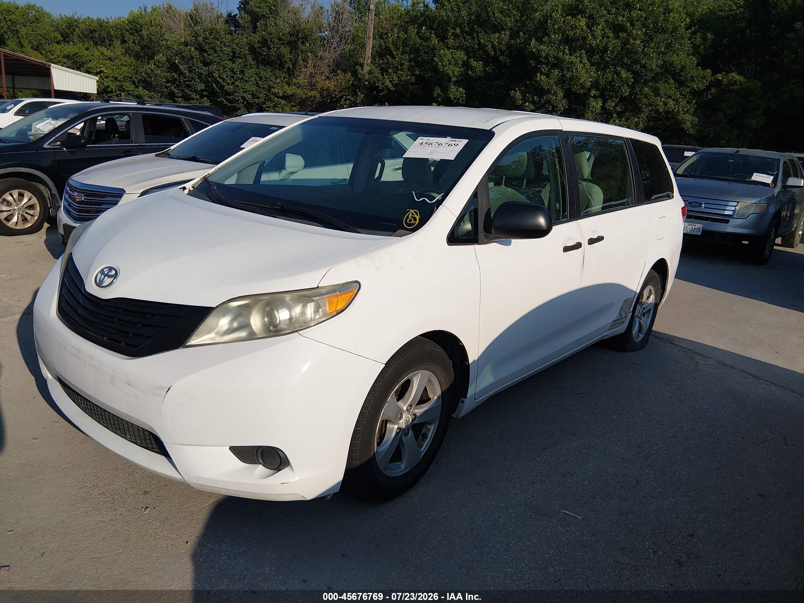 2011 Toyota Sienna   White vin: 5TDKA3DC1BS007793