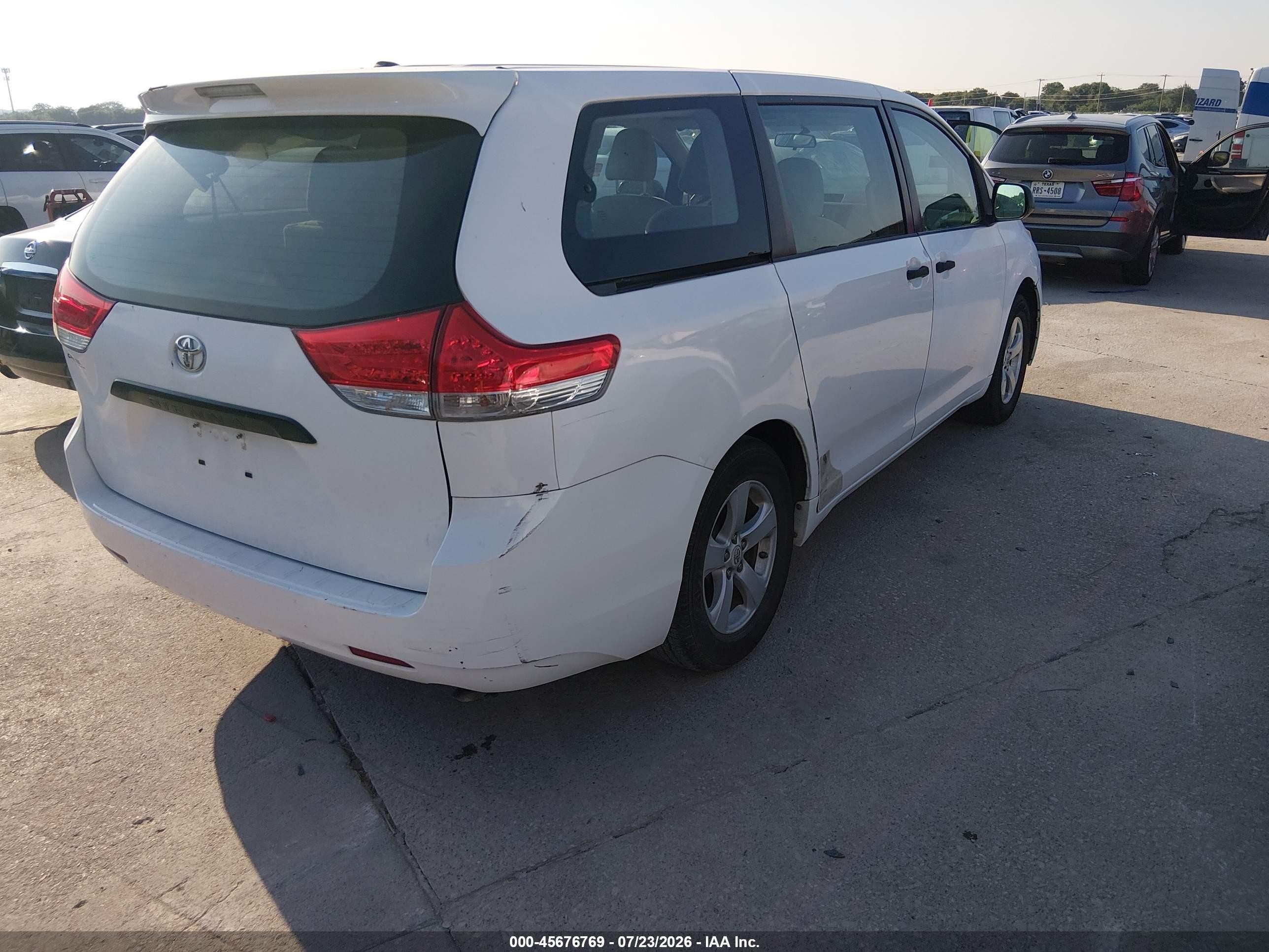 2011 Toyota Sienna   White vin: 5TDKA3DC1BS007793
