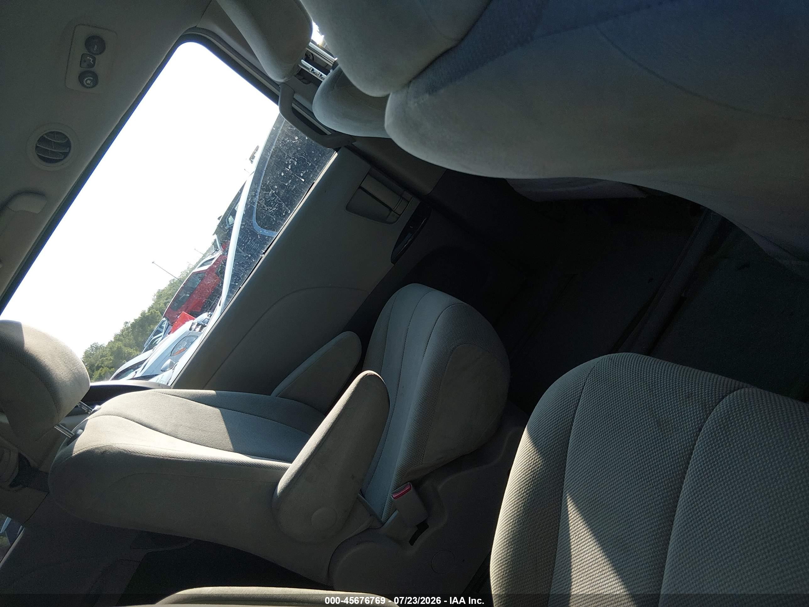 2011 Toyota Sienna   White vin: 5TDKA3DC1BS007793