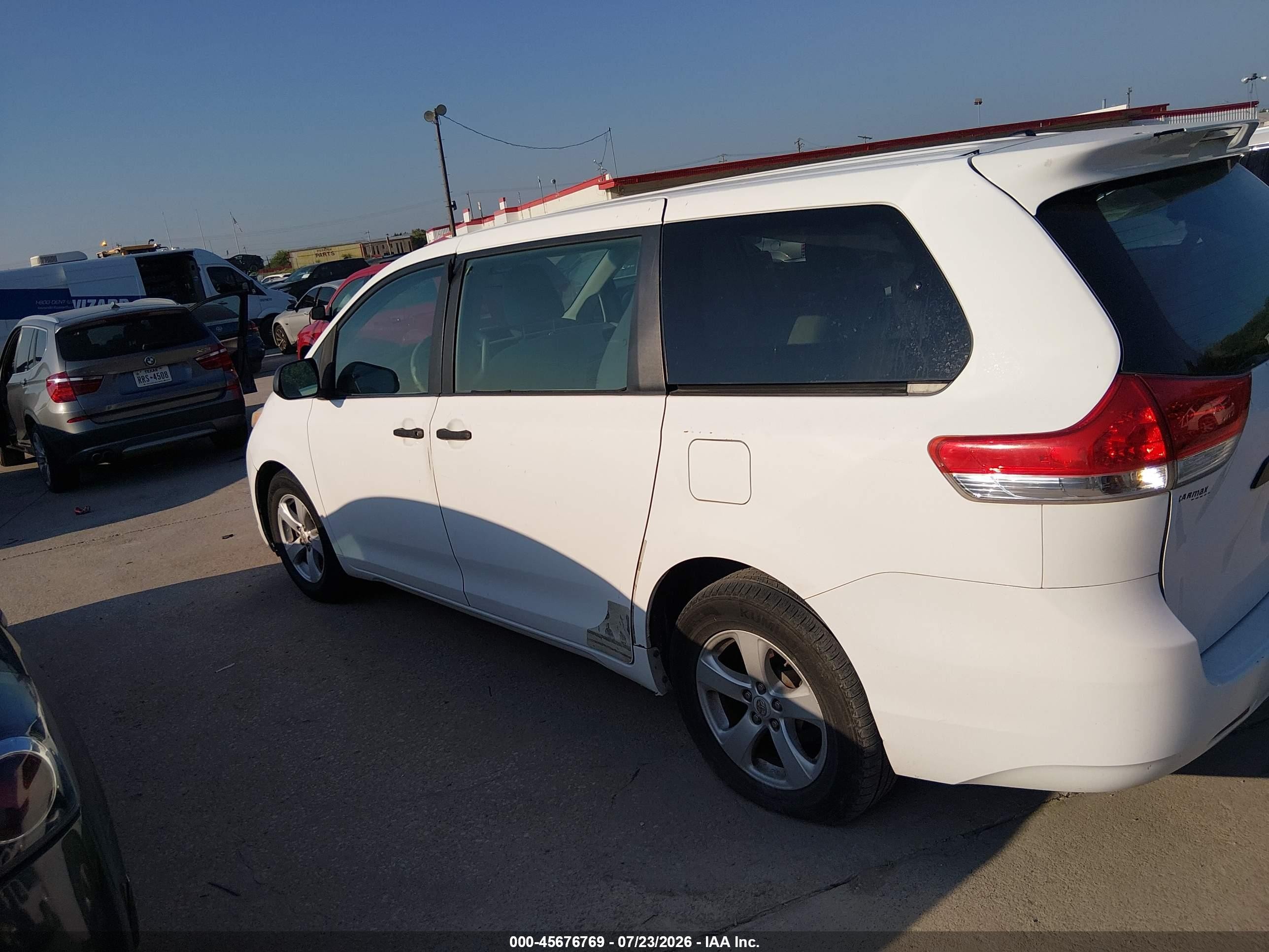 2011 Toyota Sienna   White vin: 5TDKA3DC1BS007793