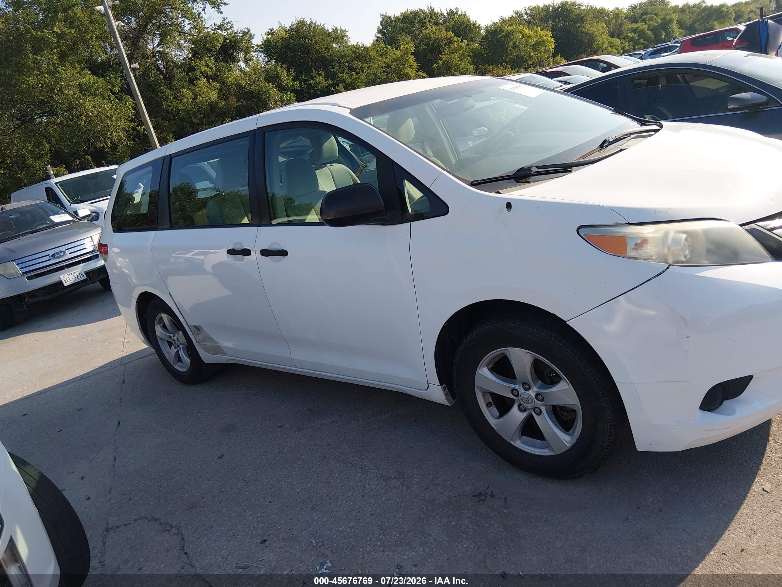 2011 Toyota Sienna   White vin: 5TDKA3DC1BS007793
