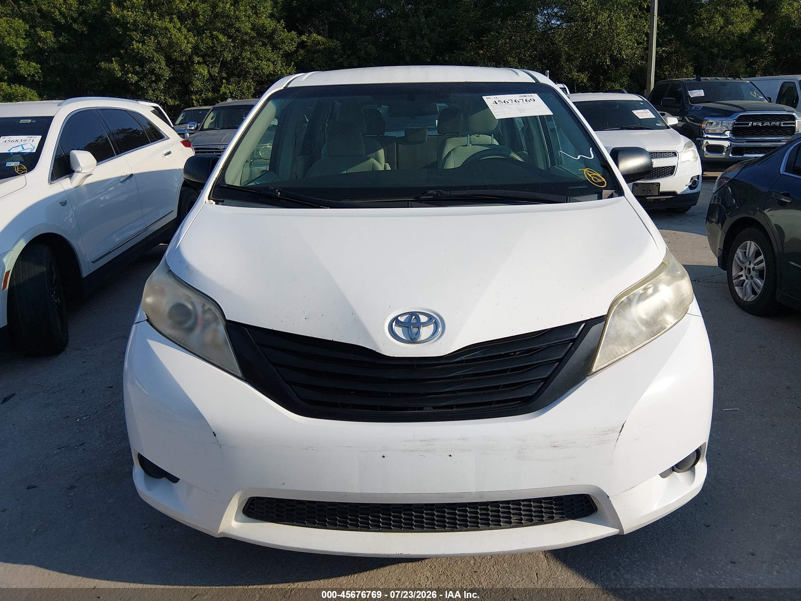 2011 Toyota Sienna   White vin: 5TDKA3DC1BS007793