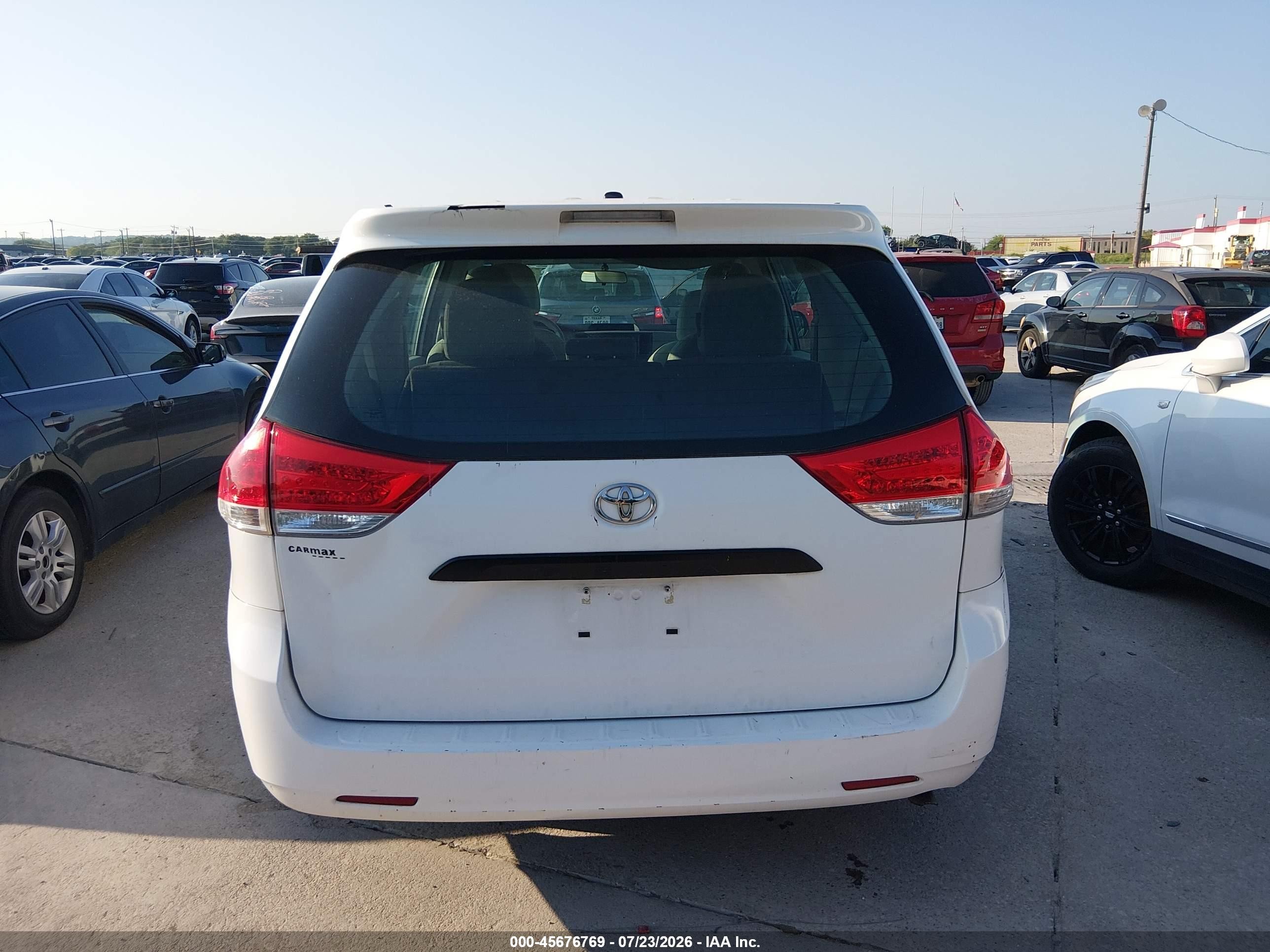 2011 Toyota Sienna   White vin: 5TDKA3DC1BS007793