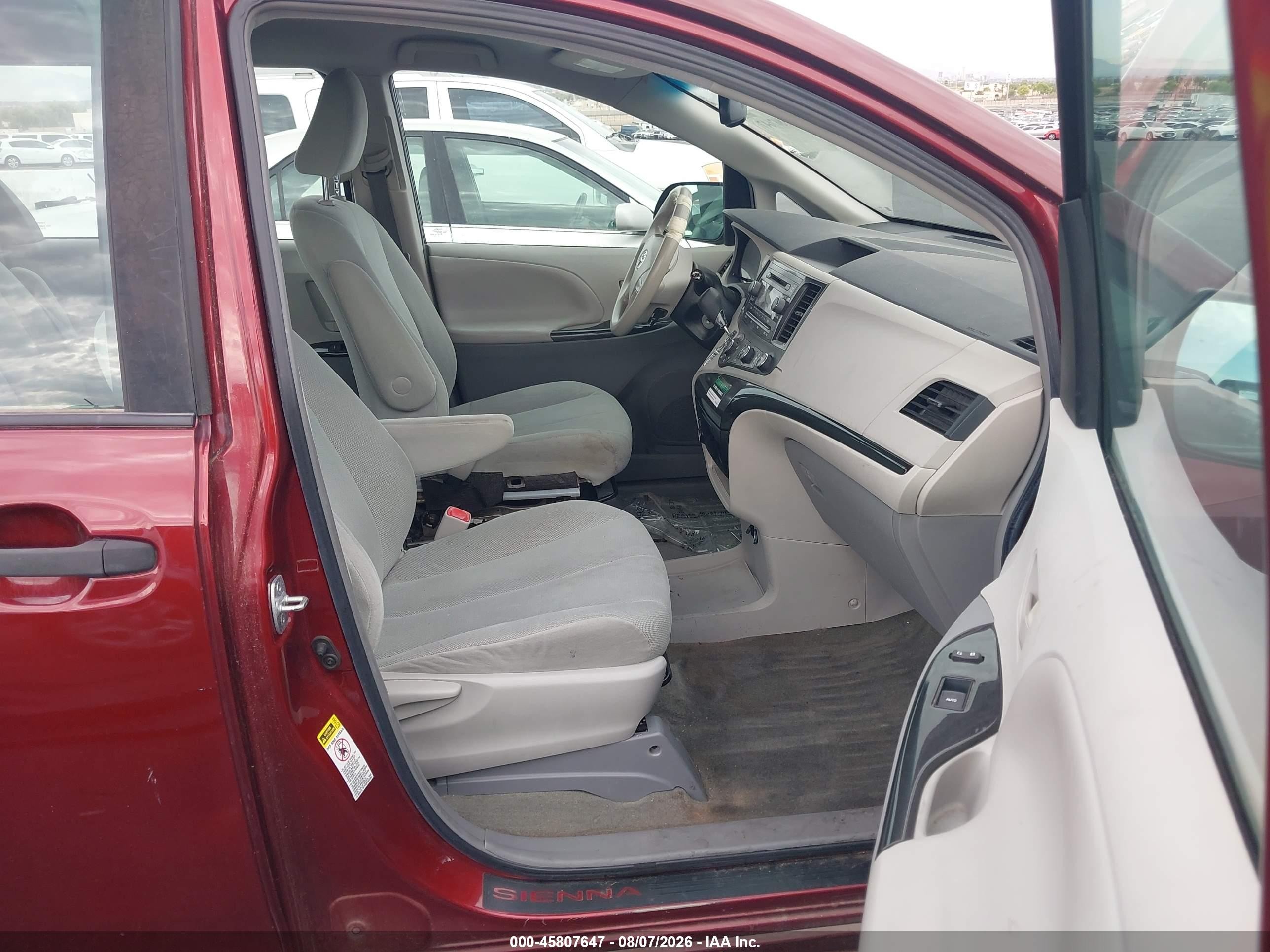 2012 Toyota Sienna Base 7 Passenger Red vin: 5TDKA3DC1CS009917