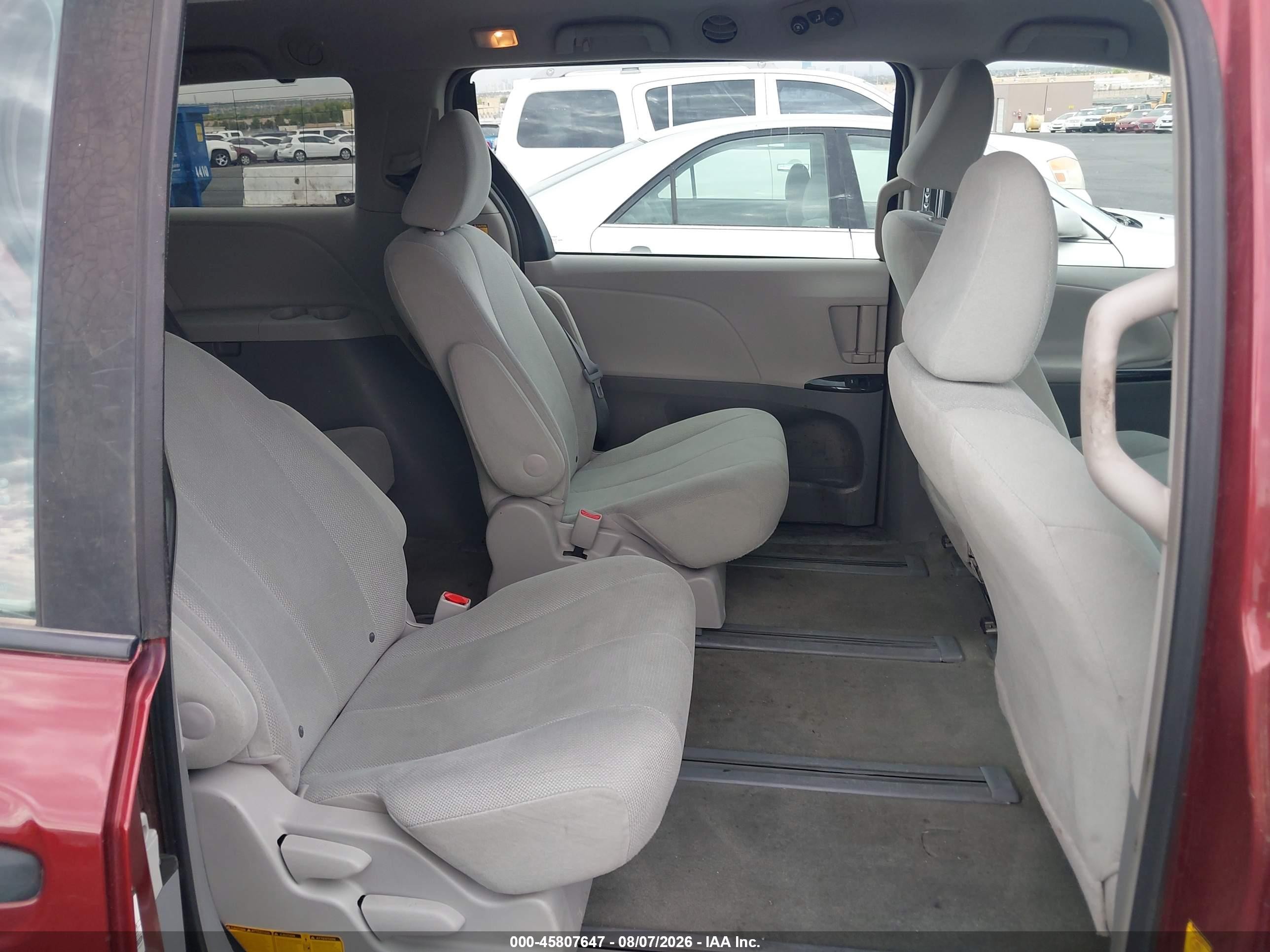 2012 Toyota Sienna Base 7 Passenger Red vin: 5TDKA3DC1CS009917