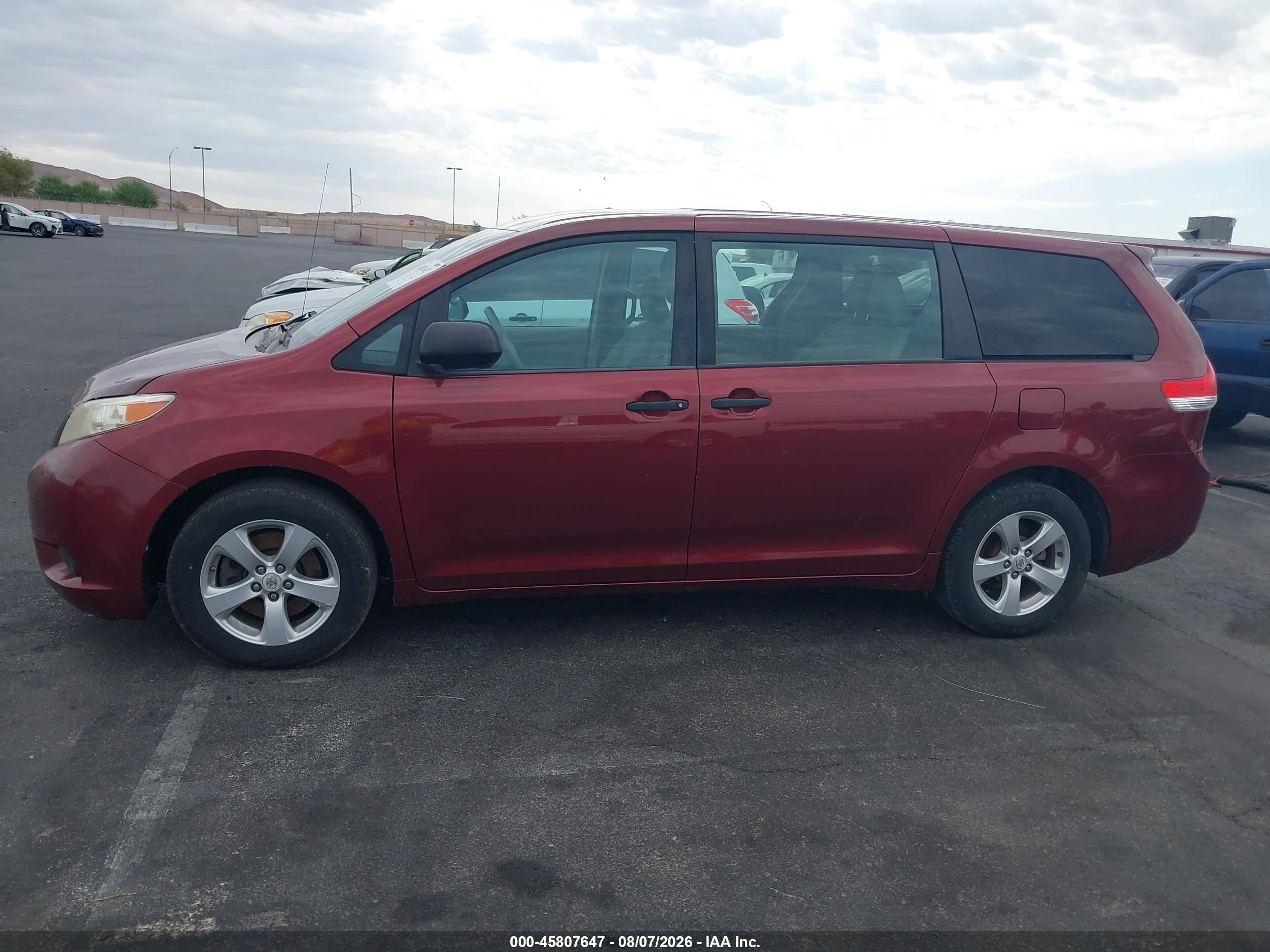2012 Toyota Sienna Base 7 Passenger Red vin: 5TDKA3DC1CS009917