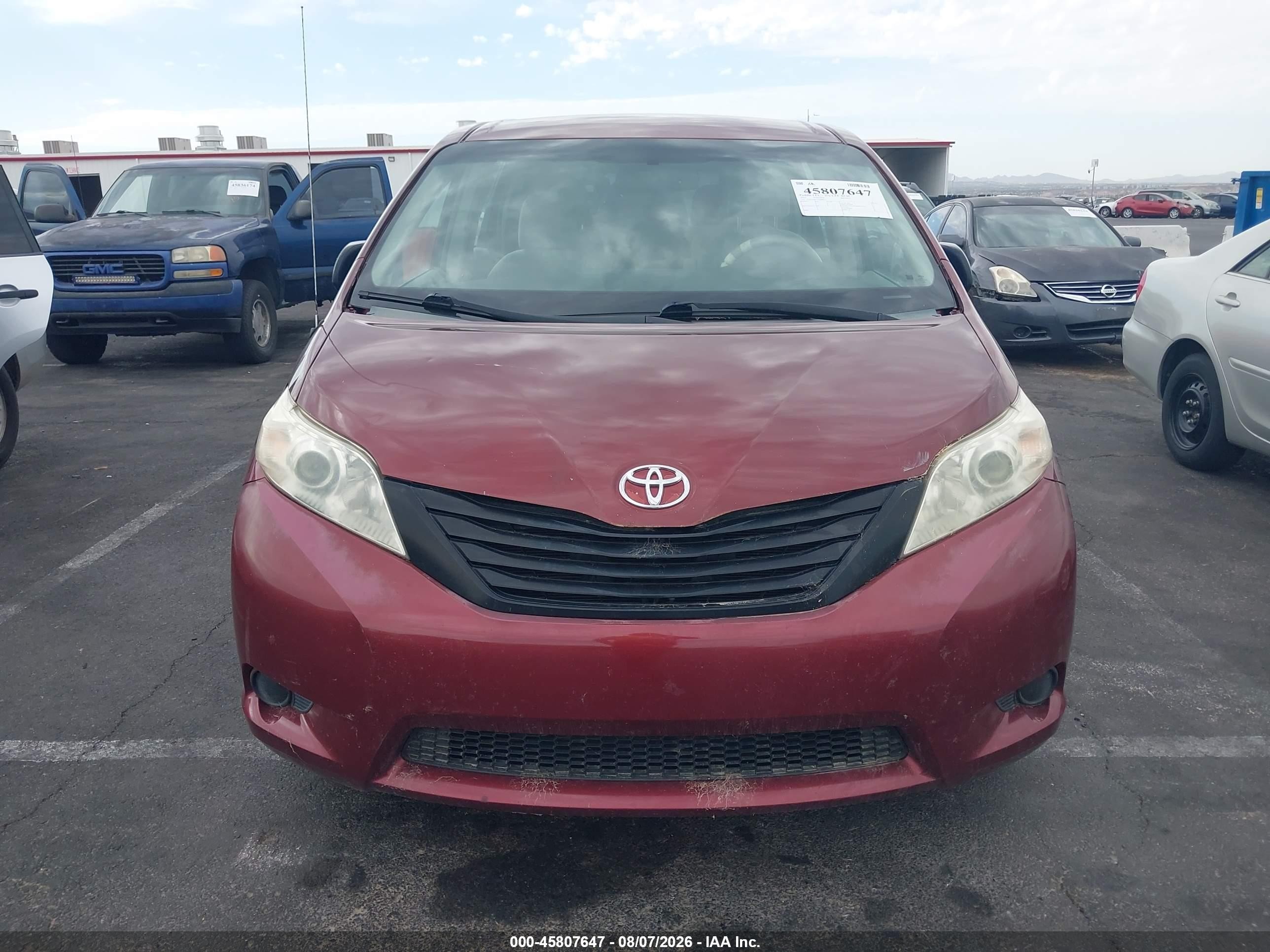 2012 Toyota Sienna Base 7 Passenger Red vin: 5TDKA3DC1CS009917
