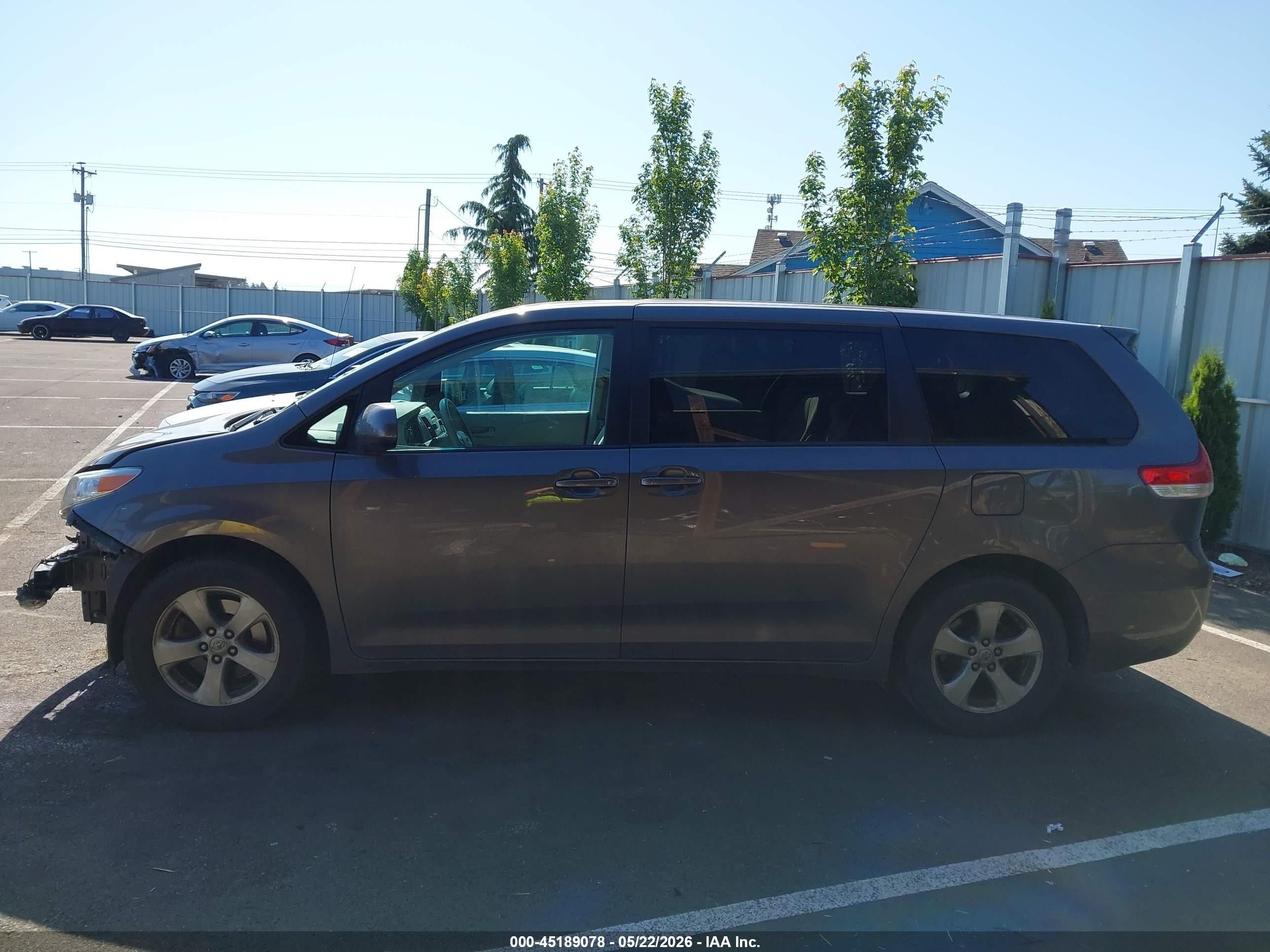 2012 Toyota Sienna Le 8 Passenger Серый vin: 5TDKA3DC1CS010758