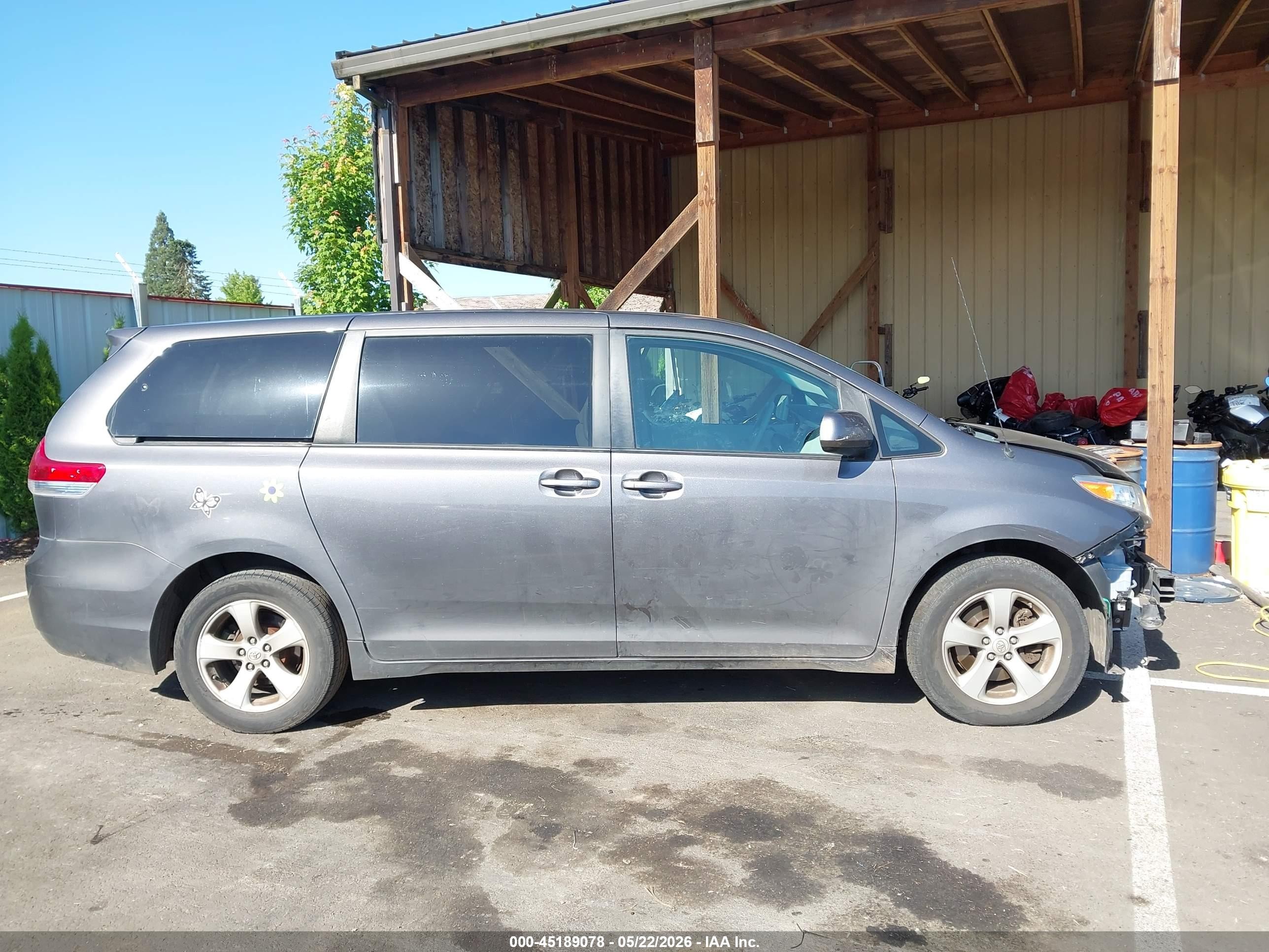 2012 Toyota Sienna Le 8 Passenger Серый vin: 5TDKA3DC1CS010758