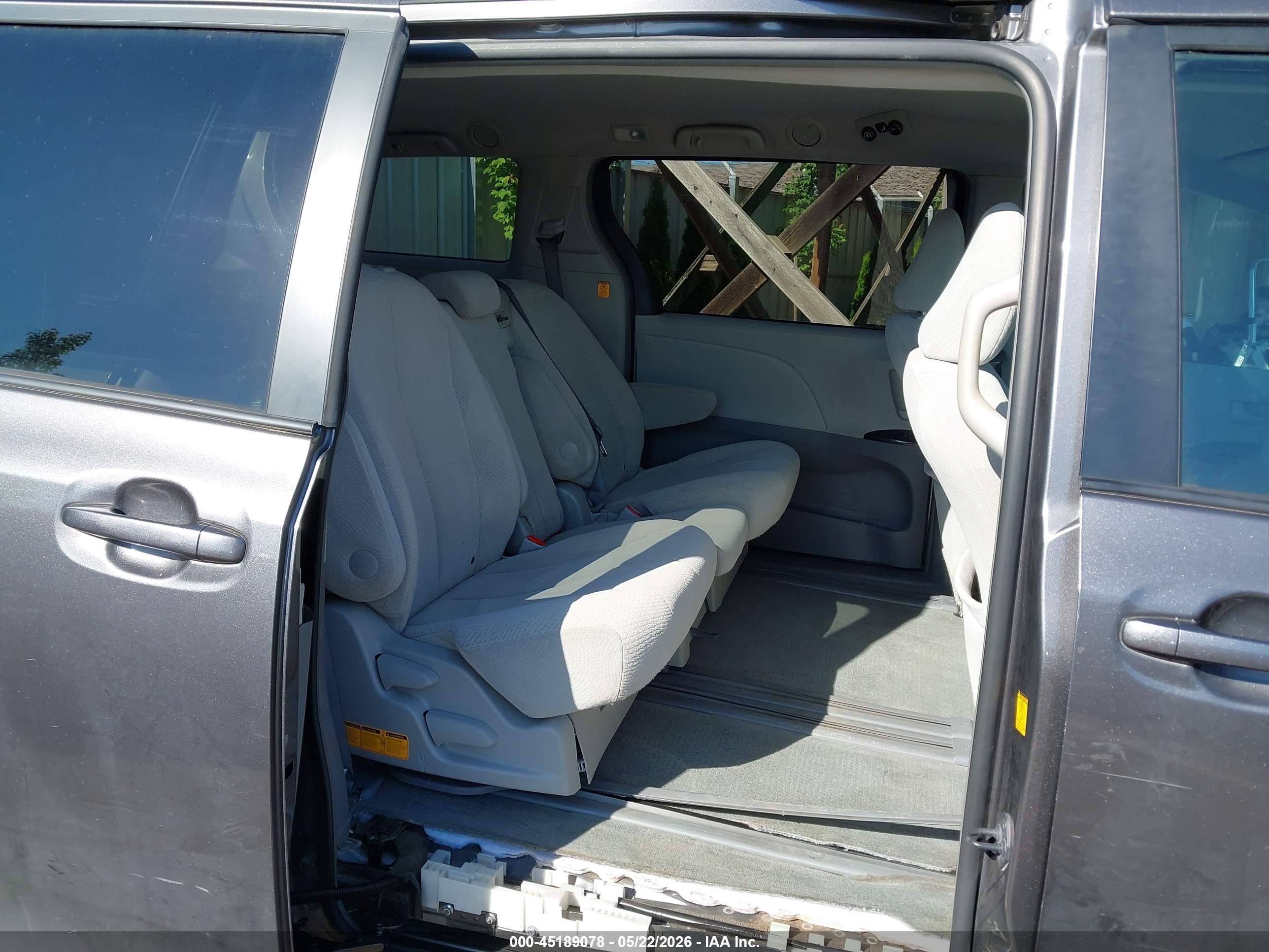2012 Toyota Sienna Le 8 Passenger Серый vin: 5TDKA3DC1CS010758