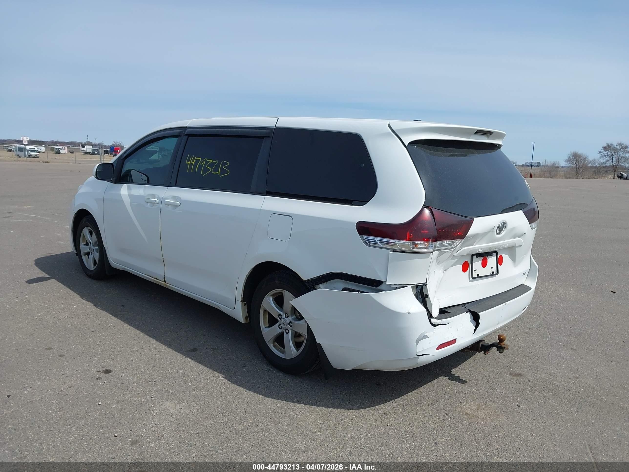 2012 Toyota Sienna Le 8 Passenger White vin: 5TDKA3DC1CS014535