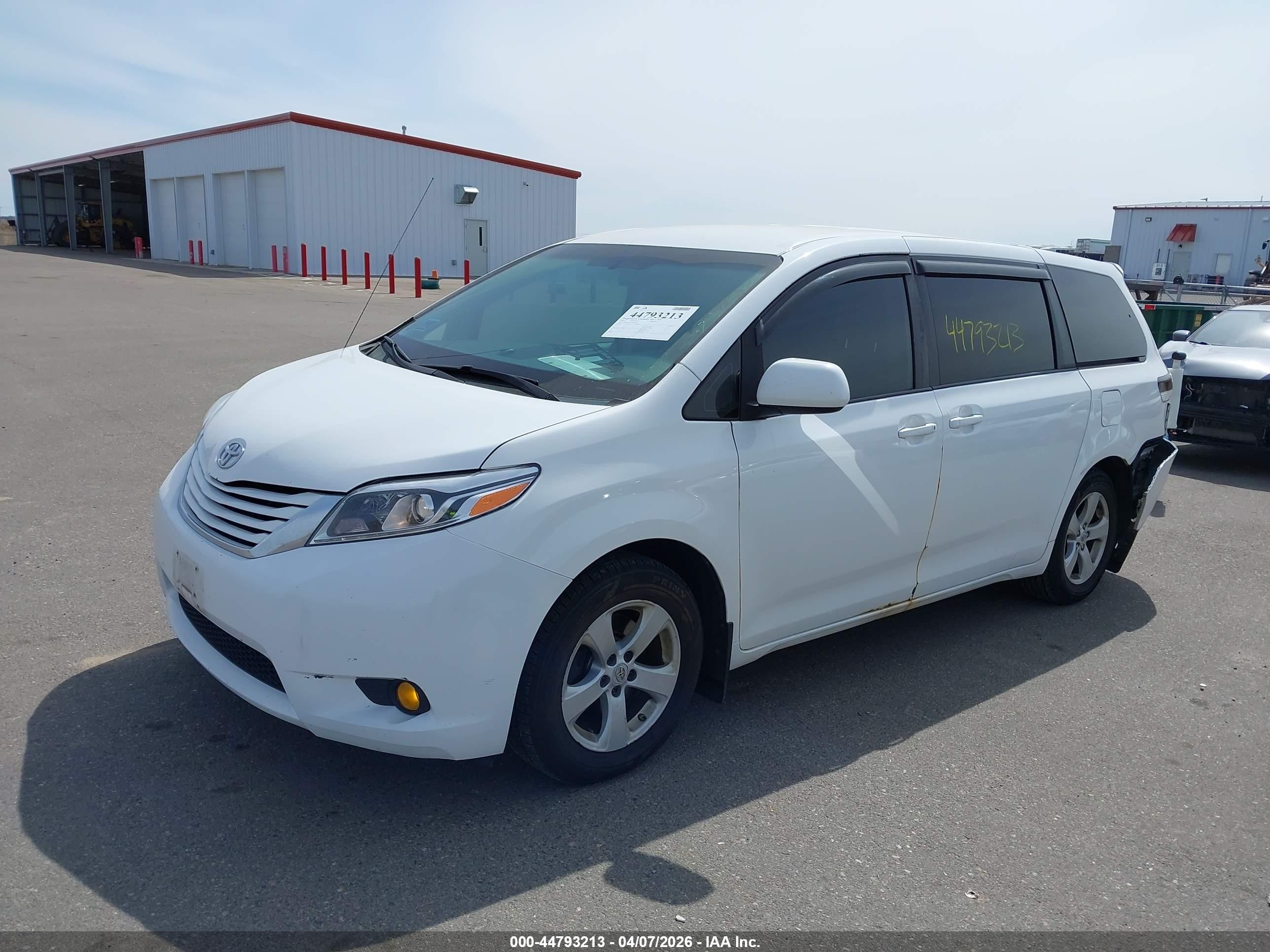 2012 Toyota Sienna Le 8 Passenger White vin: 5TDKA3DC1CS014535