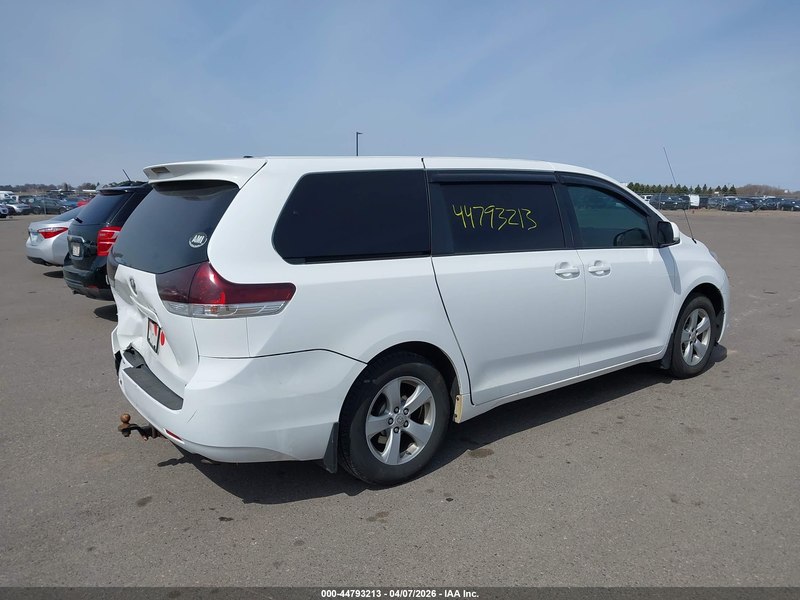 2012 Toyota Sienna Le 8 Passenger White vin: 5TDKA3DC1CS014535